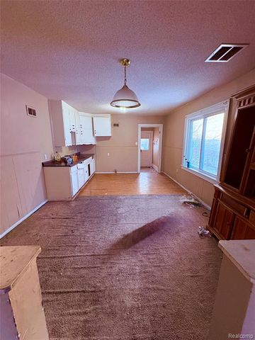 28042 Maple Street, Roseville, MI 48066