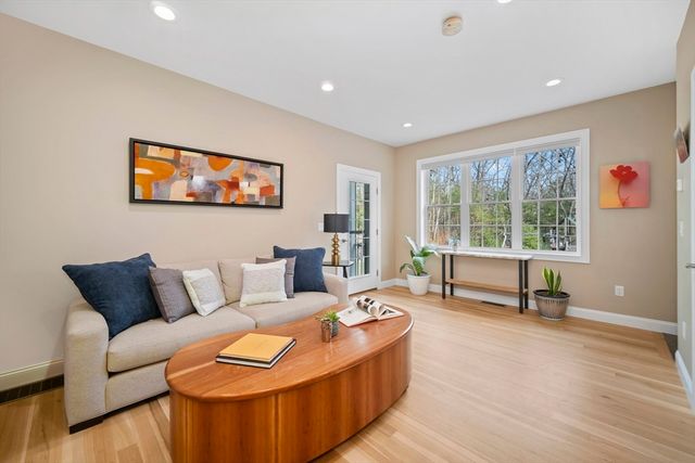 8 Julian Lane, Hudson, MA 01749