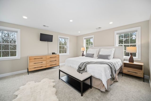 8 Julian Lane, Hudson, MA 01749
