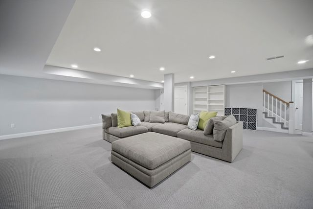 8 Julian Lane, Hudson, MA 01749