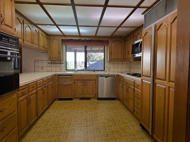 324 Applewood Dr, Lodi, CA 95242