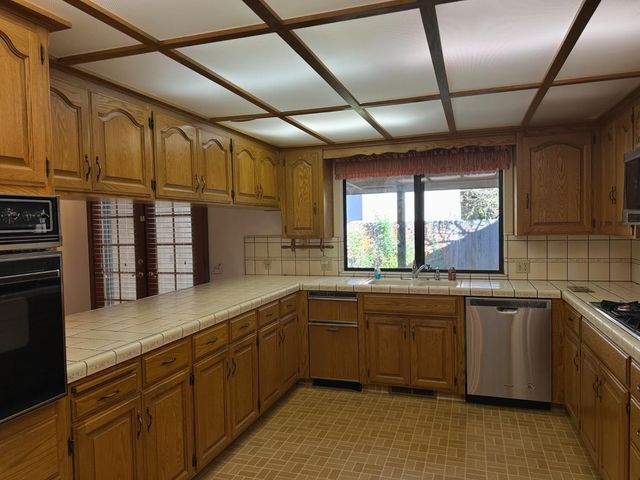 324 Applewood Dr, Lodi, CA 95242