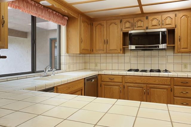 324 Applewood Dr, Lodi, CA 95242