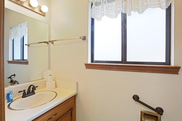 324 Applewood Dr, Lodi, CA 95242