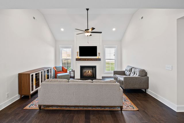 333 Frontier Dr, Clarksville, TN 37043