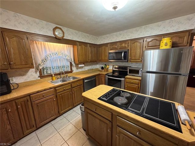1340 Danielle CT, Chesapeake, VA 23320