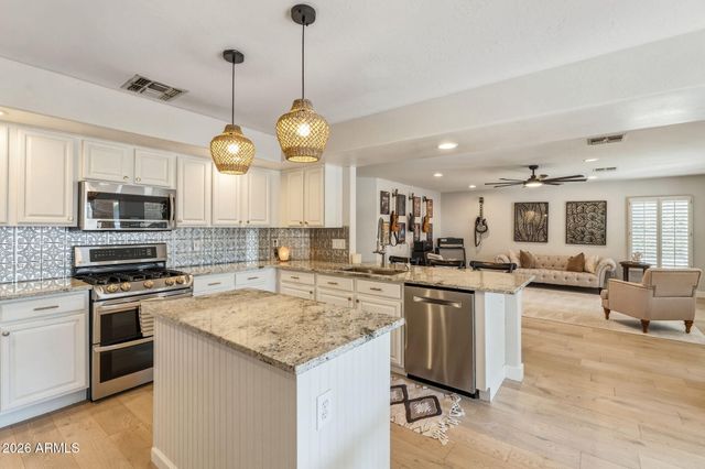 6419 W HONEYSUCKLE Drive, Phoenix, AZ 85083