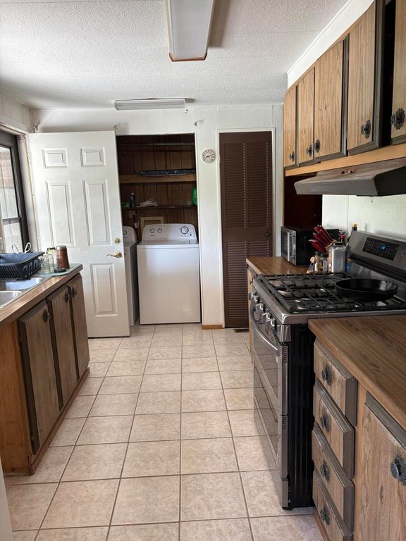 Image 15 of property listing at 1294 W Moss Street, Paint Rock, TX 76866