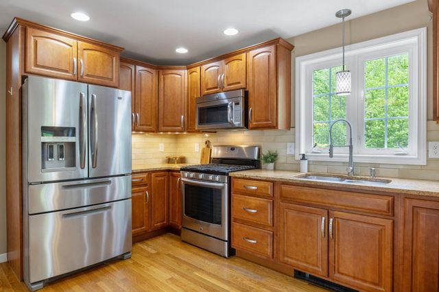 212 Oak Hill Road, Barrington, NH 03825