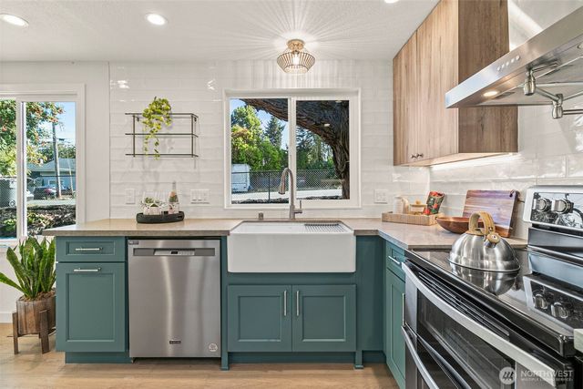 12077 75th Avenue S, Seattle, WA 98178