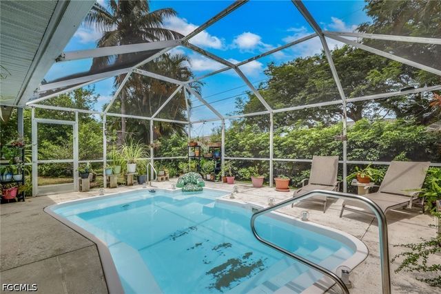 423 SW 39th ST, Cape Coral, FL 33914