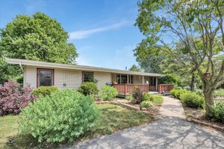 944 E County Line Road, Beecher, IL 60401