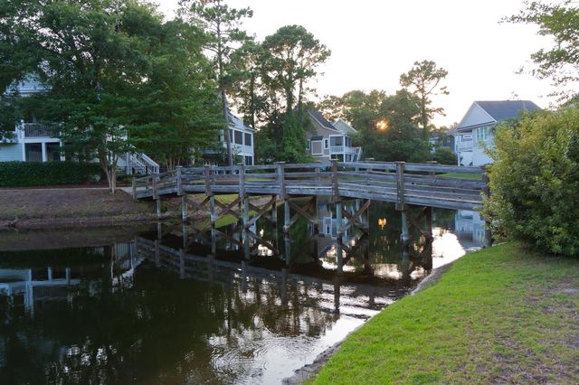 40 Big Oak Pl., Pawleys Island, SC 29585