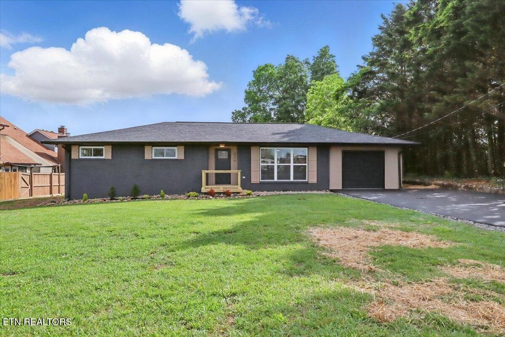 804 S Cedar St, Maryville, TN 37803
