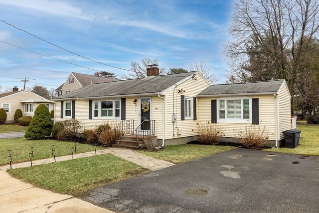 4 Magnolia Ter, Stoneham, MA 02180