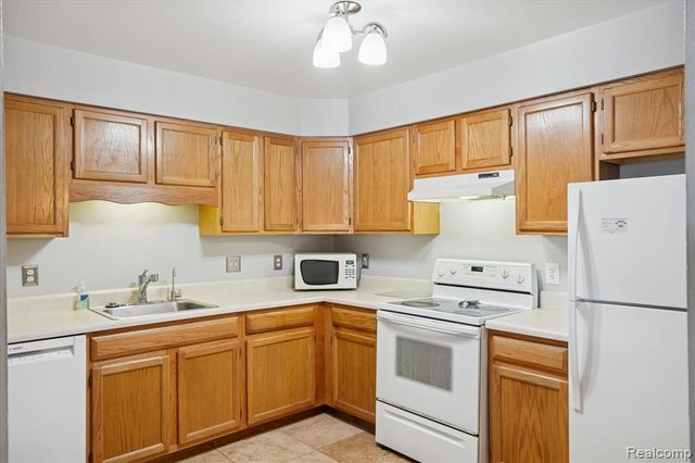 61049 Greenwood Drive, South Lyon, MI 48178