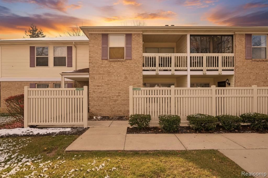 61049 Greenwood Drive, South Lyon, MI 48178