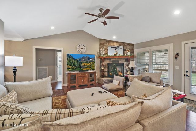 51 W Creek Drive, Crossville, TN 38572