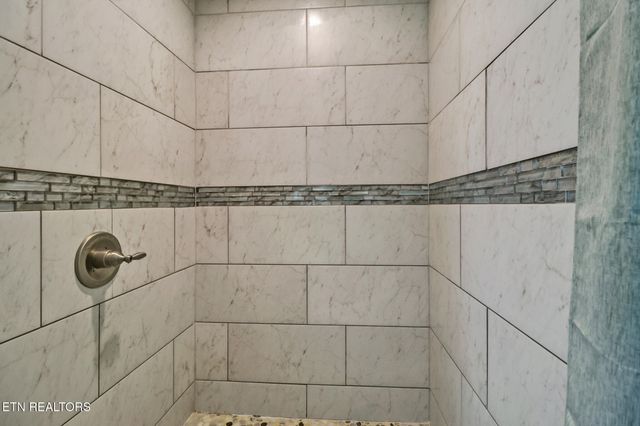 51 W Creek Drive, Crossville, TN 38572