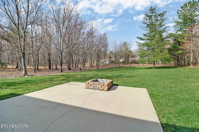 51 W Creek Drive, Crossville, TN 38572