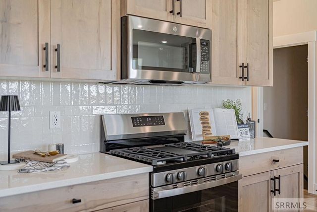 6469 Ender Ln, Idaho Falls, ID 83401