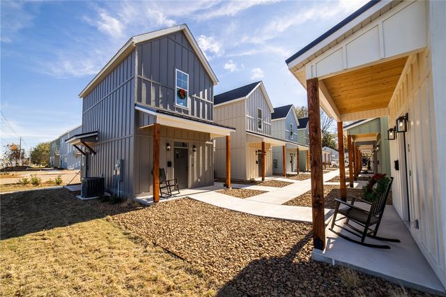 610 W Price Avenue B, Springdale, AR 72764