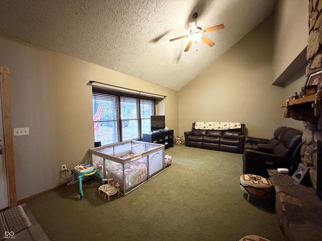 825 W Krislynn Woods Avenue, West Terre Haute, IN 47885