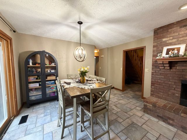 825 W Krislynn Woods Avenue, West Terre Haute, IN 47885