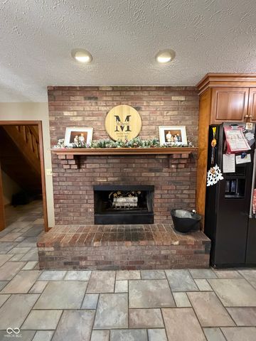 825 W Krislynn Woods Avenue, West Terre Haute, IN 47885