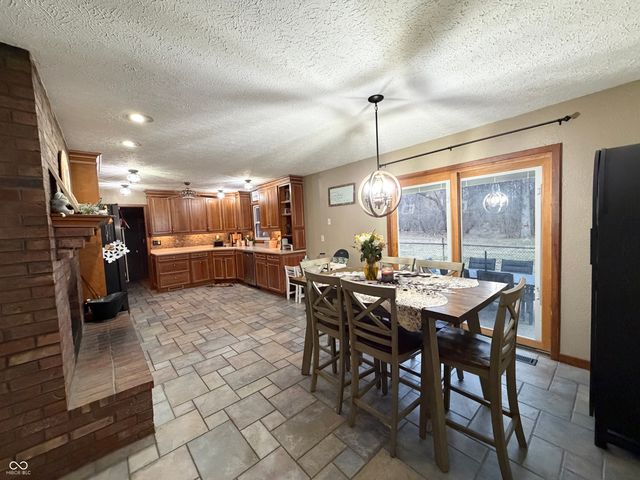 825 W Krislynn Woods Avenue, West Terre Haute, IN 47885