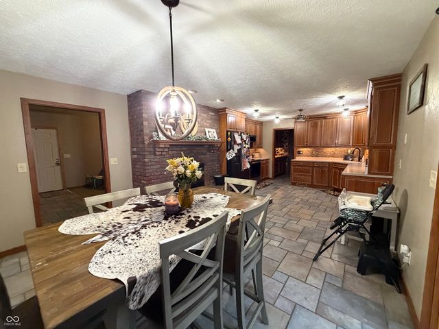 825 W Krislynn Woods Avenue, West Terre Haute, IN 47885