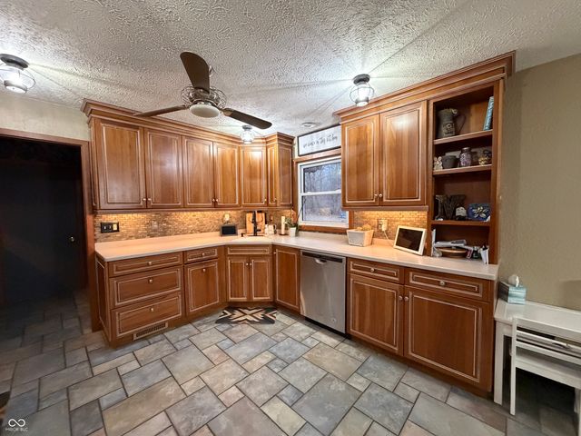 825 W Krislynn Woods Avenue, West Terre Haute, IN 47885