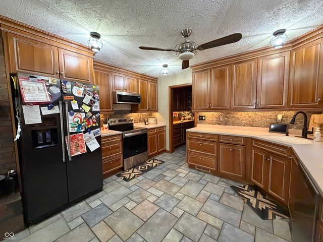 825 W Krislynn Woods Avenue, West Terre Haute, IN 47885