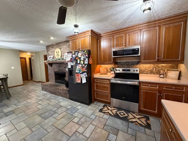 825 W Krislynn Woods Avenue, West Terre Haute, IN 47885