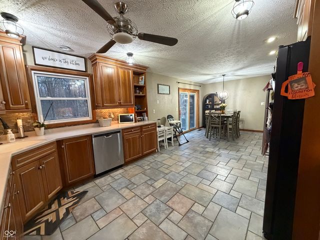 825 W Krislynn Woods Avenue, West Terre Haute, IN 47885