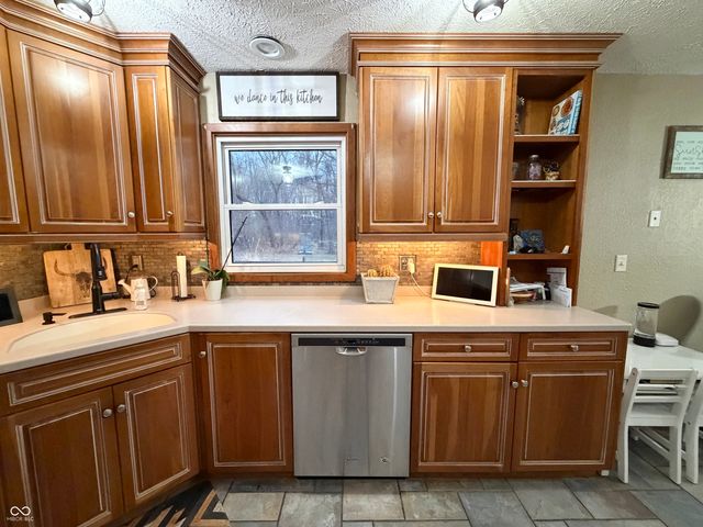 825 W Krislynn Woods Avenue, West Terre Haute, IN 47885