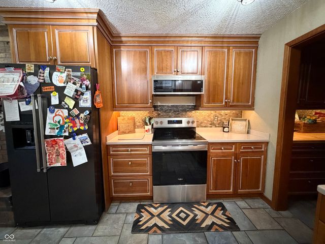 825 W Krislynn Woods Avenue, West Terre Haute, IN 47885