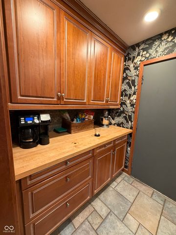 825 W Krislynn Woods Avenue, West Terre Haute, IN 47885