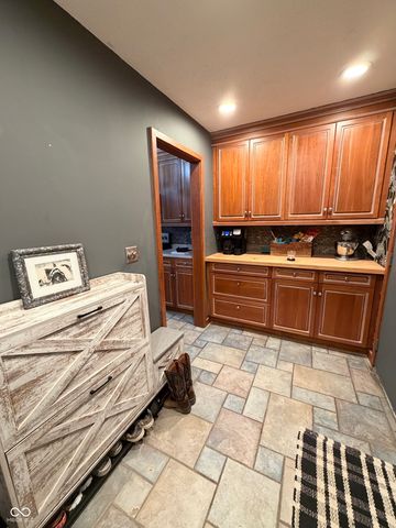 825 W Krislynn Woods Avenue, West Terre Haute, IN 47885