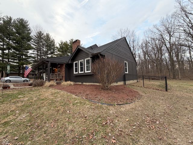 825 W Krislynn Woods Avenue, West Terre Haute, IN 47885