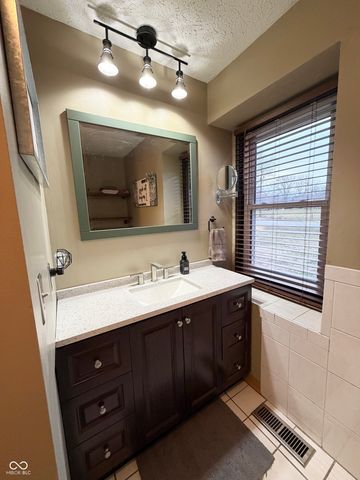 825 W Krislynn Woods Avenue, West Terre Haute, IN 47885