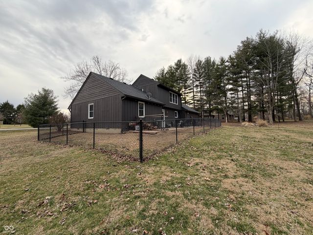 825 W Krislynn Woods Avenue, West Terre Haute, IN 47885