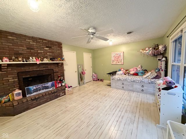 825 W Krislynn Woods Avenue, West Terre Haute, IN 47885