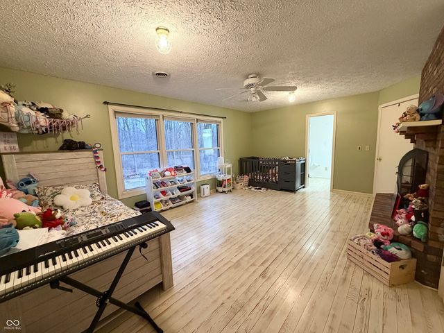 825 W Krislynn Woods Avenue, West Terre Haute, IN 47885