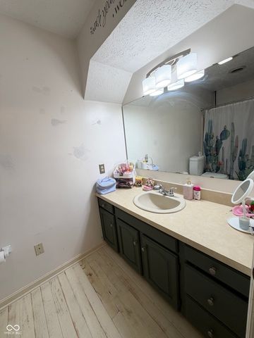 825 W Krislynn Woods Avenue, West Terre Haute, IN 47885