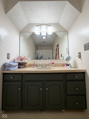 825 W Krislynn Woods Avenue, West Terre Haute, IN 47885