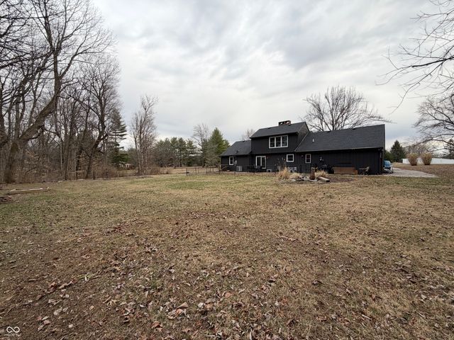 825 W Krislynn Woods Avenue, West Terre Haute, IN 47885