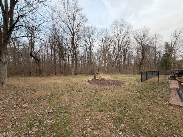 825 W Krislynn Woods Avenue, West Terre Haute, IN 47885