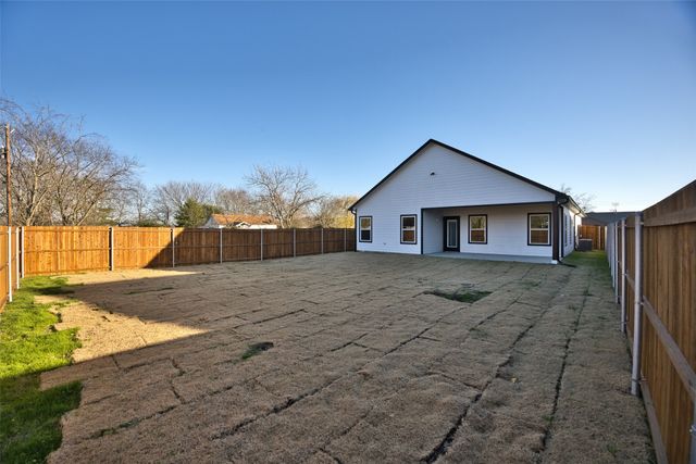 302 W Pine Street, Whitewright, TX 75491