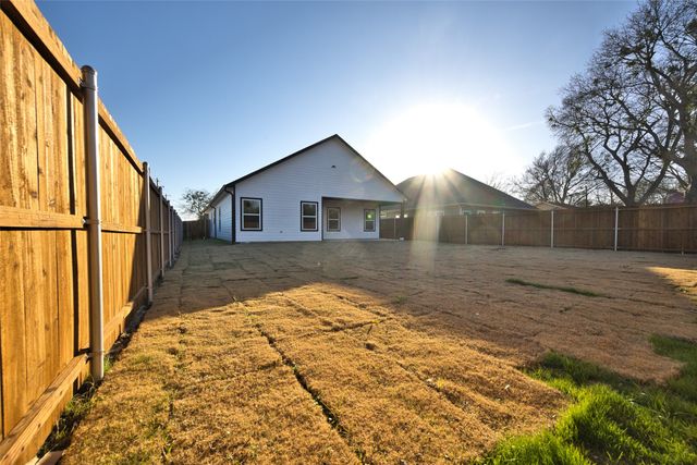 302 W Pine Street, Whitewright, TX 75491